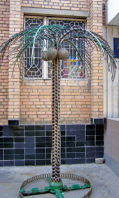 Пальма из цепей — символ Донбасса и профиля завода