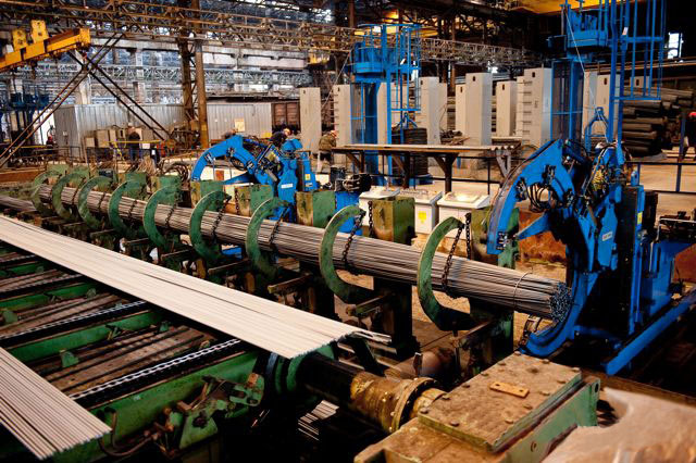 Макеевский металлургический завод выпускает литейный и передельный чугун, более 100 марок легированных, низколегированных, конструкционных, рессорно-пружинных сталей