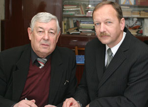 Два профессора — Илья Гуменик из НГУ (слева) и Карстен Дребенштедт работают над монографией (Фото: Валентина Шабетя)