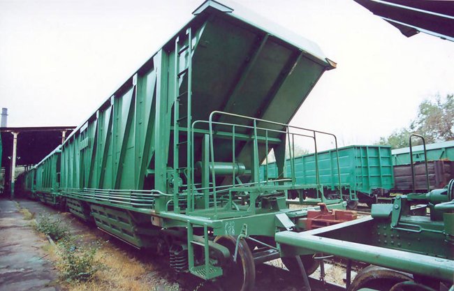Железнодорожные цистерны и вагоны — основная продукция «Азовмаша». За годы существования предприятия было создано более 50 моделей. На сегодня планируемый объём производства 17-20 тыс. единиц