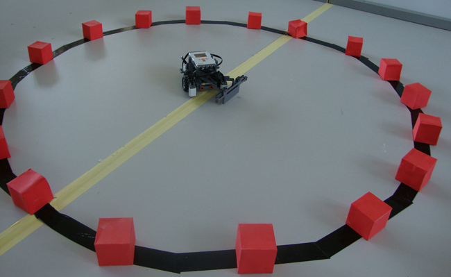 В задании «Mini-Sumo» робот должен вытолкнуть 17 кубиков за пределы черной окружности. «Магазинному» роботу Lego из команды Кременчугского университета экономики, информационных технологий и управления понадобились рекордные 5 секунд (Фото: Сергей Думкевич)