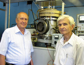 Доктор фізико-математичних наук Едуард Руденко (ліворуч) і кандидат фізико-математичних наук Валерій Семенюк біля своєї установки