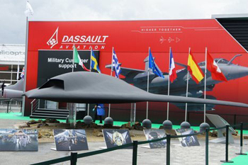 Беспилотный боевой самолёт nEUROn на стенде фирмы «Dassault Aviation» в Ле Бурже